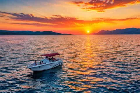 Sonnenuntergang auf dem Speedboot